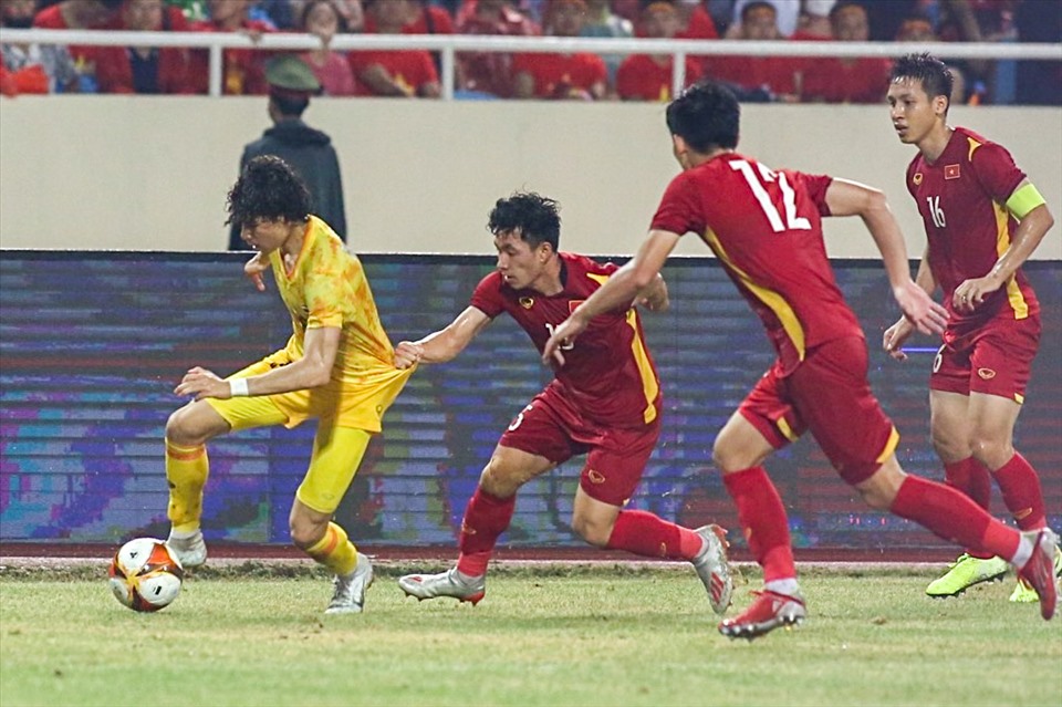 Tuy nhiên, Benjamin Davis vẫn chứng minh đẳng cấp khi không ít lần thi triển các pha bóng kỹ thuật. Sự cơ động của tiền vệ 21 tuổi khiến các hậu vệ U23 Việt Nam gặp không ít khó khăn.