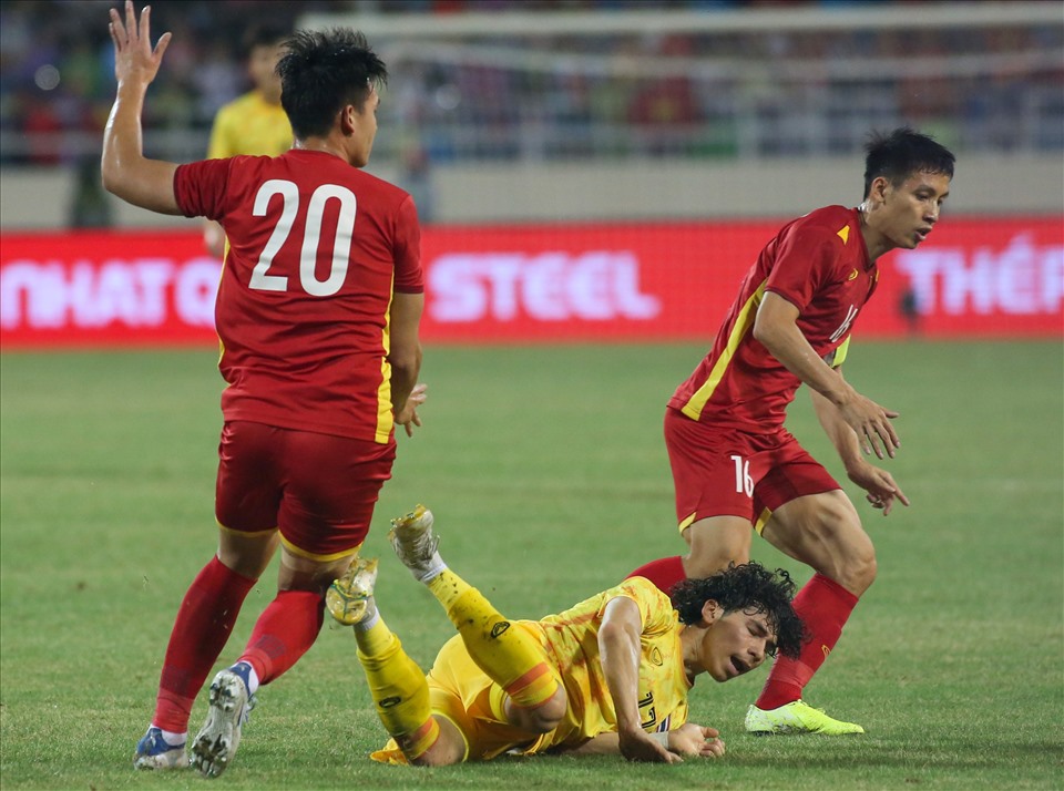 Tuy nhiên, các hậu vệ của U23 Việt Nam vẫn rất tập trung và không để Benjamin Davis hay các cầu thủ Thái Lan gây nguy hiểm về phía khung thành của thủ môn Văn Toản.