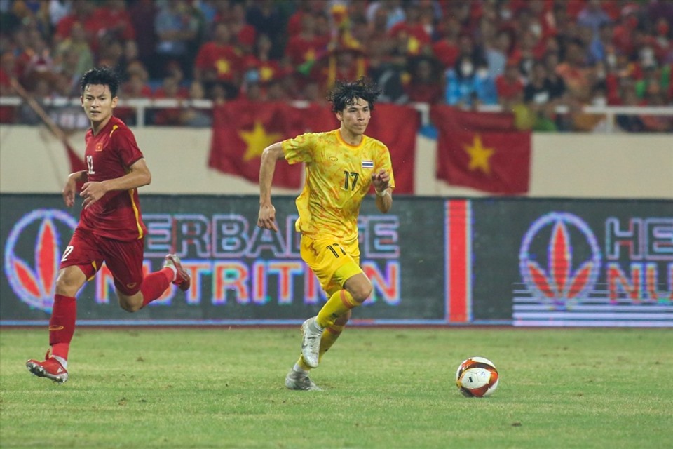 Benjamin Davis từng khoác áo đội tuyển trẻ Singapore trước khi chấp nhận phục vụ cho bóng đá Thái Lan.