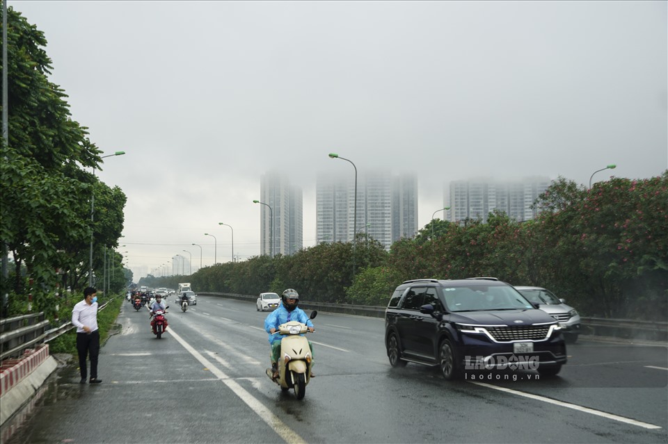 Các phương tiện buộc phải di chuyển lên đường cao tốc để tránh ngập.