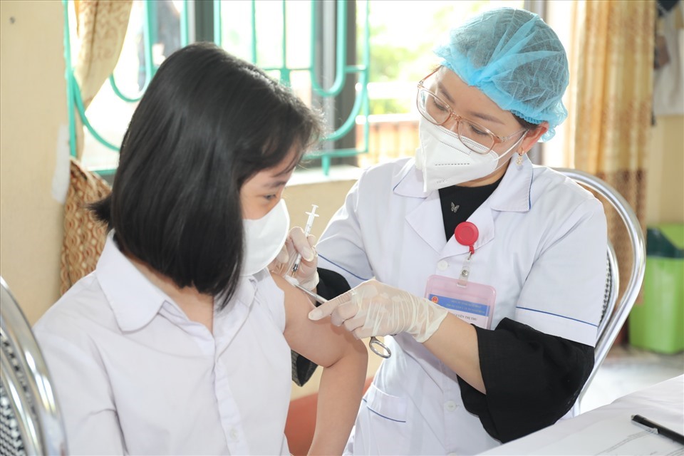 Hiện trên địa bàn tỉnh Ninh Bình có 39.490 trẻ em dưới 12 tuổi được tiêm mũi 1 vaccine phòng COVID-19. Ảnh: NT