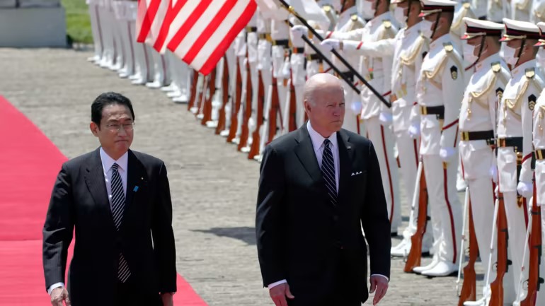 Tổng thống Mỹ Joe Biden và Thủ tướng Nhật Bản Fumio Kishida duyệt đội danh dự trong lễ đón tại Cung điện Akasaka, thủ đô Tokyo, Nhật Bản, ngày 23.5. Ảnh: AP