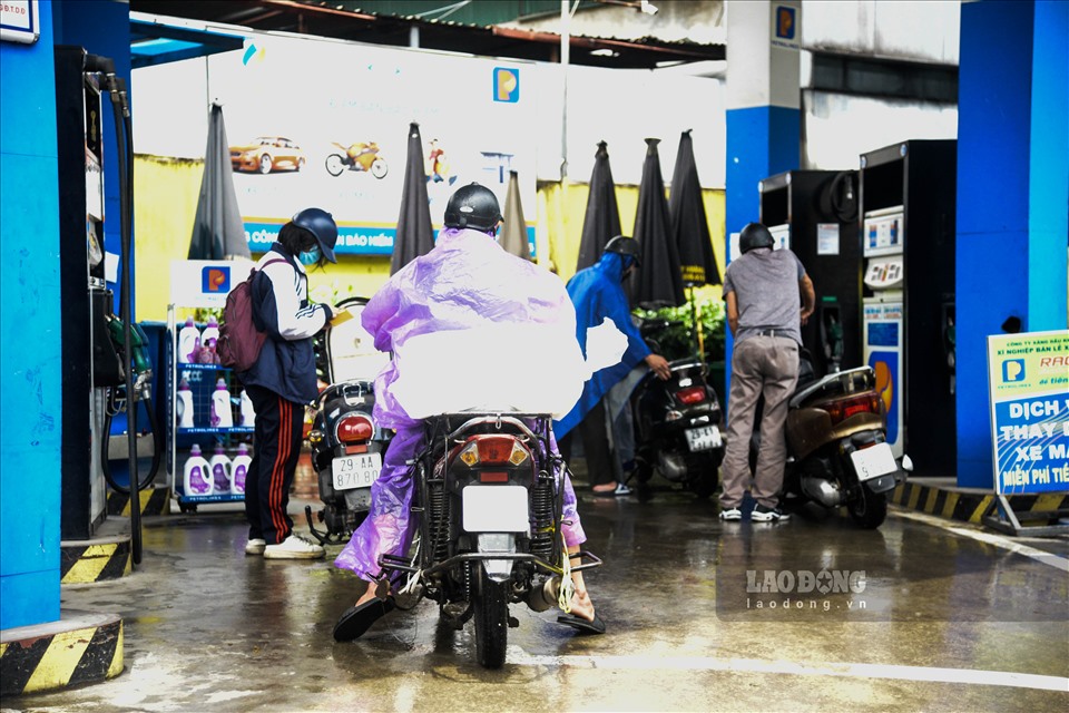 Trước thông tin, dự báo giá xăng trong kỳ điều chỉnh sẽ tăng khoảng 700-800 đồng/lít, nhiều người dân Hà Nội “đội mưa” tranh thủ đi đổ xăng trước giờ tăng giá.