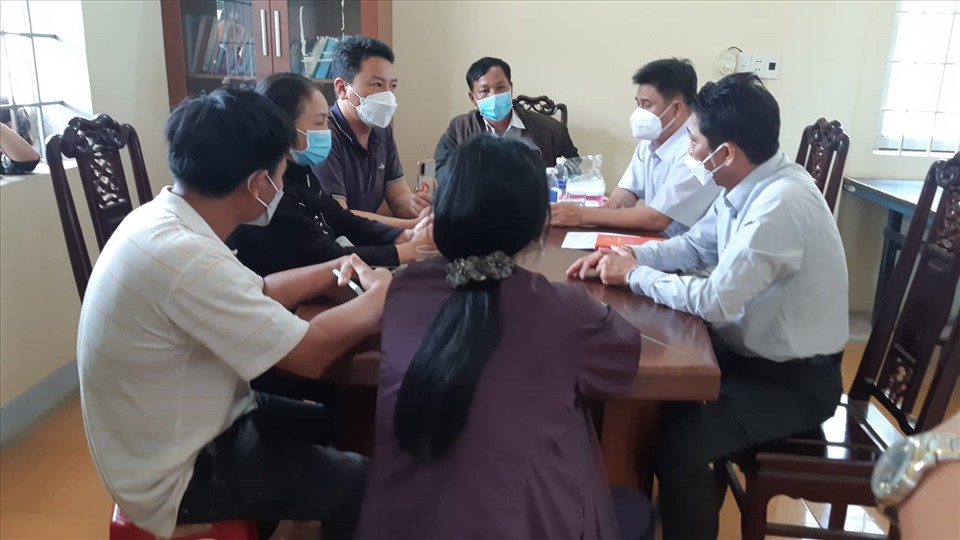 Đại diện UBND phường Tân An trao đổi với người nhà cháu bé 3 tuổi. Ảnh: T.X