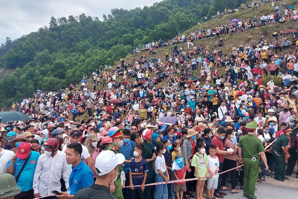 Hàng ngàn người dân Hà Tĩnh xem bay khinh khí cầu hôm 7.5 ở huyện Vũ Quang. Ảnh: Trần Tuấn.