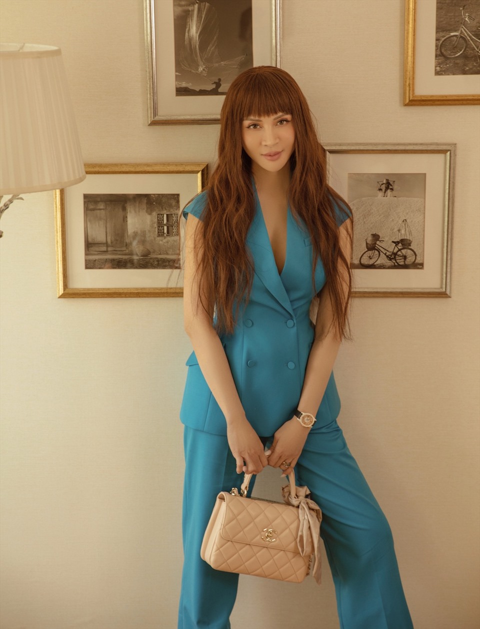 Thời trang công sở của MC Thanh Mai cũng ngập tràn màu sắc và kiểu dáng đa dạng. Sắc xanh của trang phục tôn lên làn da trắng của người đẹp.