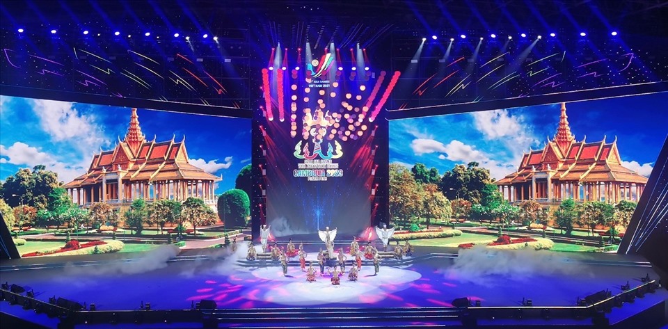 Màn trình diễn ca nhạc chào mừng của nước chủ nhà SEA Games 32 Campuchia. Ảnh: Hải Nguyễn