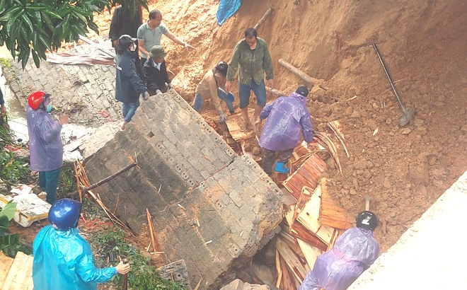 Nhiều tài sản của người dân bị ảnh hưởng do mưa lớn kéo dài, sạt lở đất.