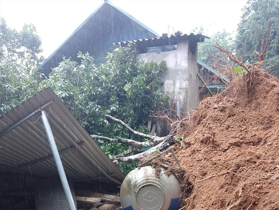 Mưa lũ gây sạt lở đất tại thôn Làng Lan, xã Kiến Thiết (Yên Sơn). Ảnh: BTQ