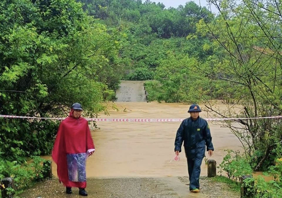 Mưa lớn kéo dài gây ngập lụt tại xã Minh Thanh (Sơn Dương). Ảnh: BTQ