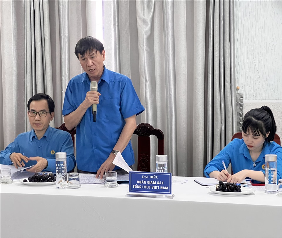Phó Ban Chính sách pháp luật Tổng Liên đoàn Lê Đình Quảng thông báo kết quả giám sát 4 doanh nghiệp sáng 23.5
