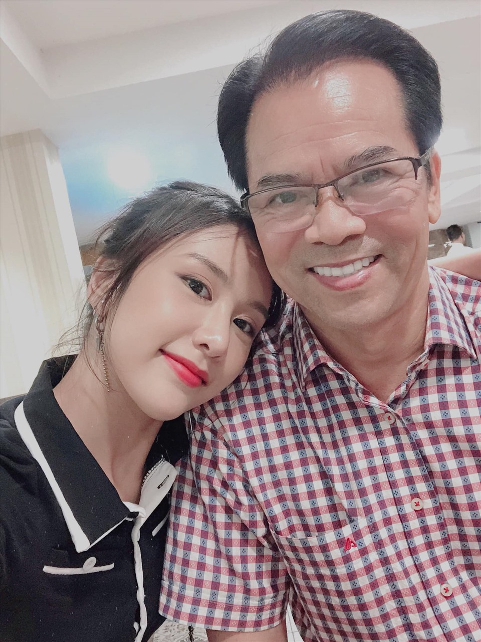 Jenna Anh Phương bên ông bố nổi tiếng - NSND Trần Nhượng. Ảnh: NVCC