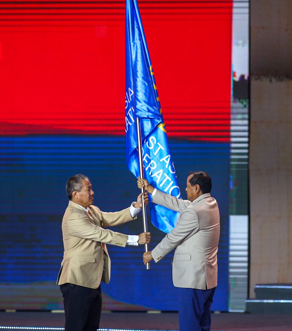 ... và trao lại cho nước chủ nhà SEA Games 31 là Campuchia.