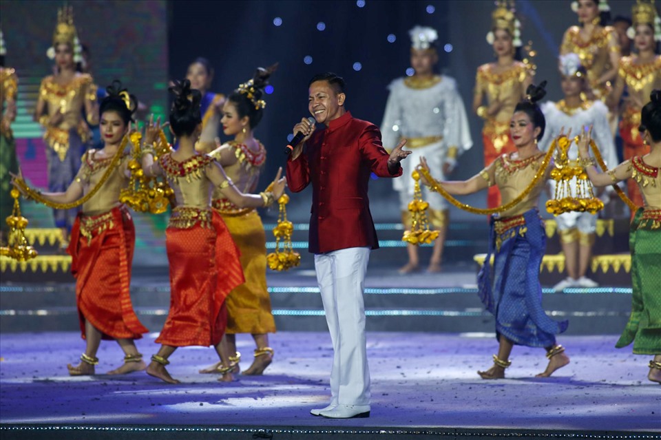 Những ca khúc truyền thống mang giai điệu Campuchia được trình diễn tại lễ bế mạc.