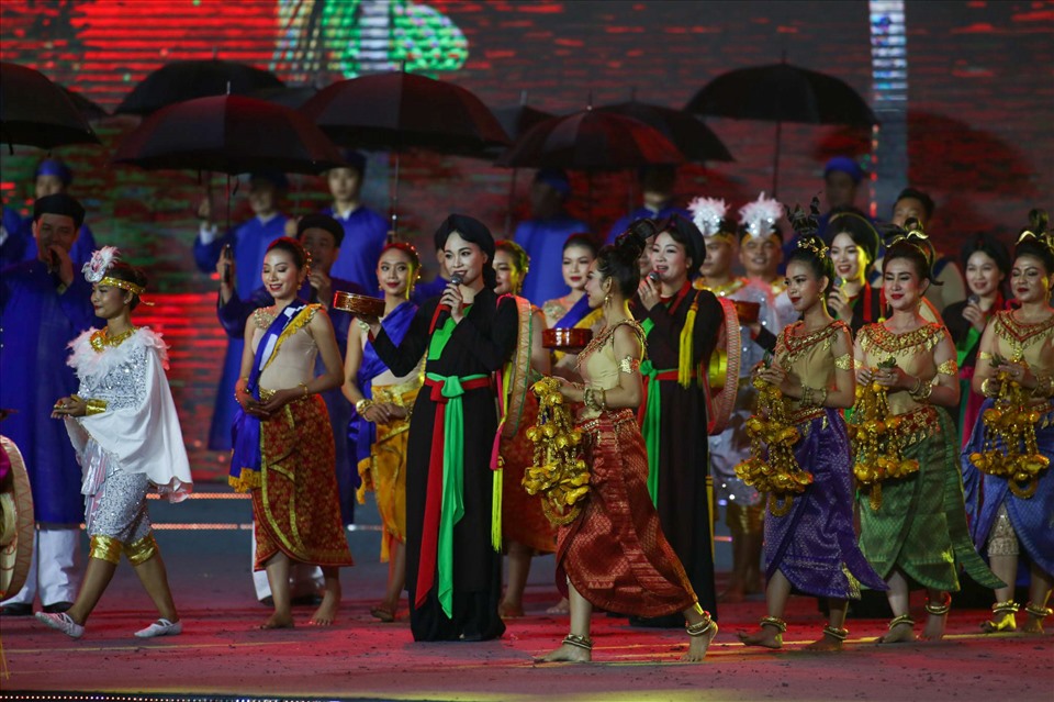 Chùm bài hát quan họ gửi đến chủ nhà SEA Games 32 Campuchia. Ở phía xa là cặp thỏ trắng - linh vật của kỳ Đại hội thể thao trên đất Campuchia.