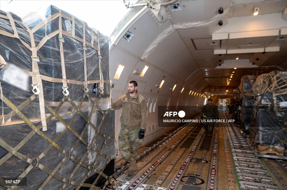 Đạn dược, vũ khí và các thiết bị khác được chuẩn bị chuyển cho Ukraina từ căn cứ không quân Mỹ Dover, Delaware, ngày 27.1.2022. Ảnh: AFP