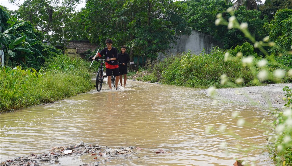 “Hiện, việc giải phóng mặt bằng đã cơ bản xong, tiến tới sẽ thi công các hạng mục cầu cống để thoát nước. Dự kiến cuối năm nay (2022), sẽ xử lý được vấn đề ngập lụt tại khu vực phố Ba Tân” - ông Lục thông tin.
