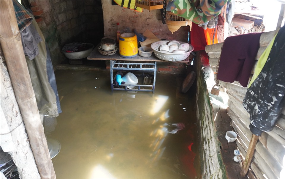 Khu vực bếp của một hộ dân bị ngập nước, ảnh hưởng nghiêm trọng đến đời sống. Ảnh: Q.D