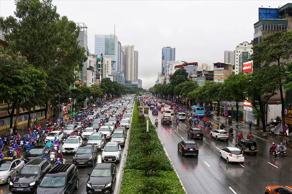 Theo ghi nhận của phóng viên, tuyến đường Trần Duy Hưng hướng đi Nguyễn Chí Thanh tắc cứng. Xe máy, ô tô len lỏi vào nhau, di chuyển từng chút một. Do sáng nay trời Hà Nội có mưa lớn nên việc di chuyển càng khó khăn hơn.