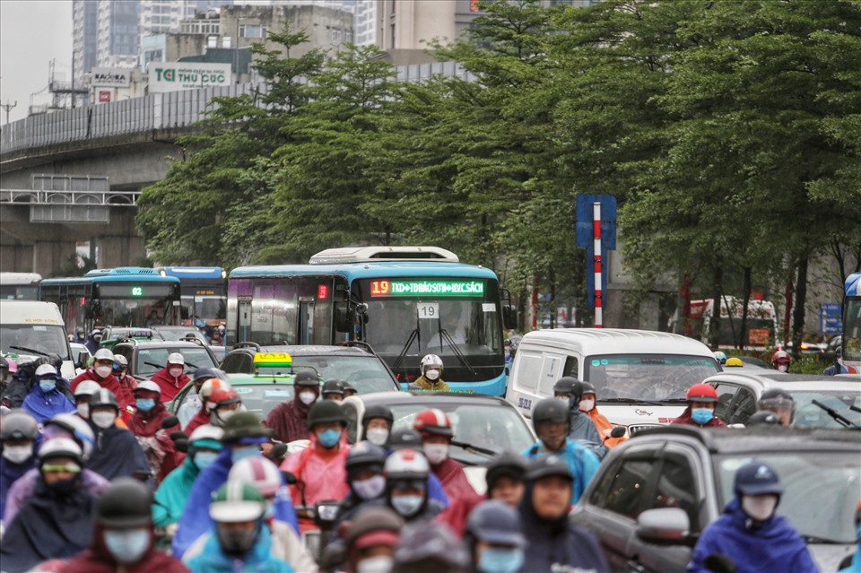 Đường Nguyễn Trãi hướng đi Tây Sơn ghi nhận đến khoảng 9h sáng nay các phương tiện di chuyển khó khăn.
