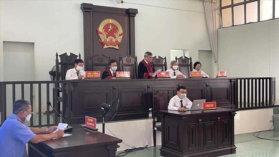 Thẩm phán Chủ toạ phiên toà tuyên án vào trưa ngày 24.5. Ảnh: DT