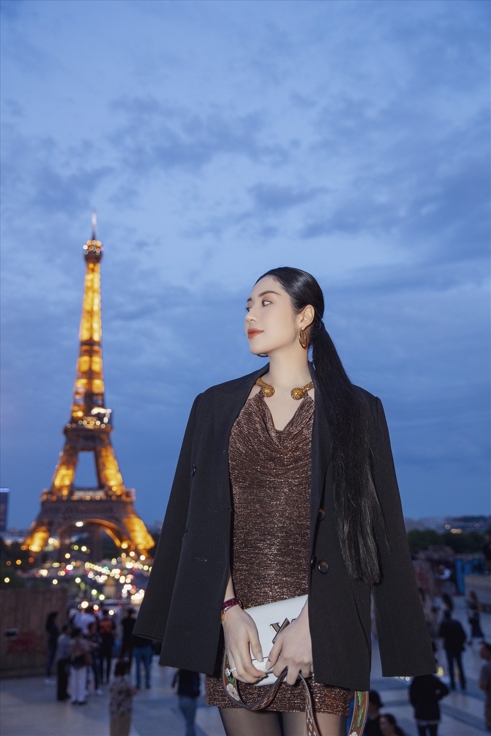 Tô Diệp Hà chia sẻ đây là chuyến xuất ngoại đầu tiên sau 2 năm gián đoạn vì COVID-19. Cô dạo tháp Eiffel ngay thời điểm cuối tuần khá đông du khách tham quan.