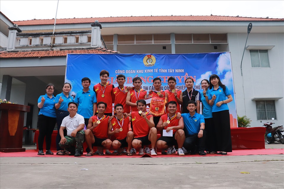 Đồng chí Trần Lê Duy - Chủ tịch LĐLĐ tỉnh trao huy chương cho đội Giải Nhất - CĐCS Công ty TNHH SailLun Việt Nam