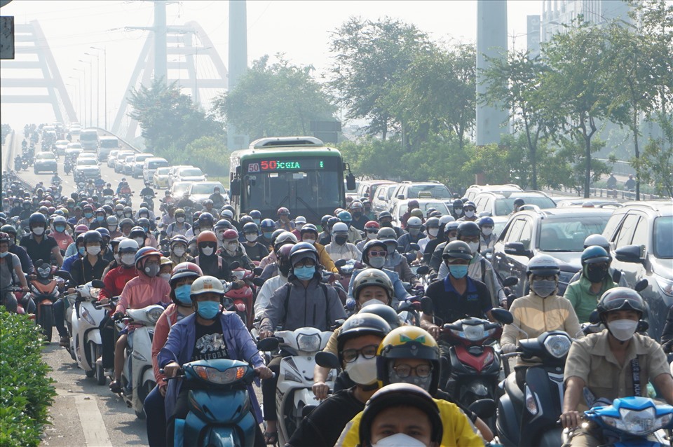 Do xe máy thường xuyên chiếm làn ô tô nên tại các giao lộ lớn trên đường Phạm Văn Đồng giao thông rất hỗn loạn, ùn tắc thường xuyên xảy ra.
