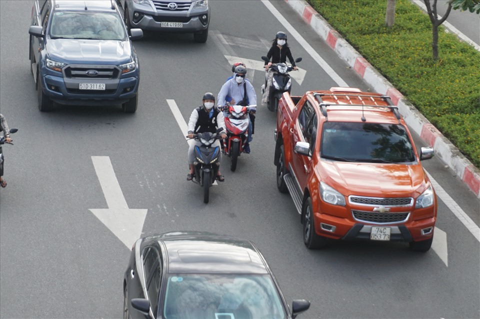 Nhiều người đi xe máy bất ngờ tạt đầu ôtô để qua đường.