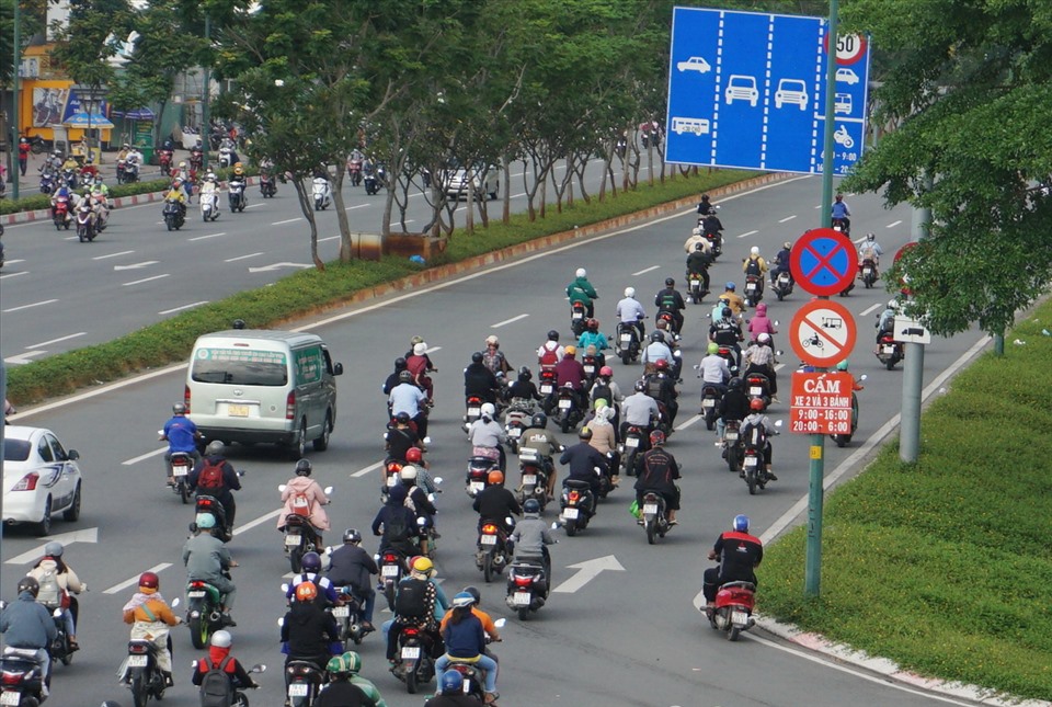 Trước đó, để tránh tình trạng ùn tắc giao thông xảy ra trên đại lộ Phạm Văn Đồng, Sở GTVT TPHCM cho phép xe máy chạy vào lmột làn phần đường dành cho ôtô đoạn từ đường số 38 (Thành phố Thủ Đức) đến nút giao Nguyễn Thái Sơn (quận Gò Vấp) trong khoảng từ 6h-9h và 16h-20h.