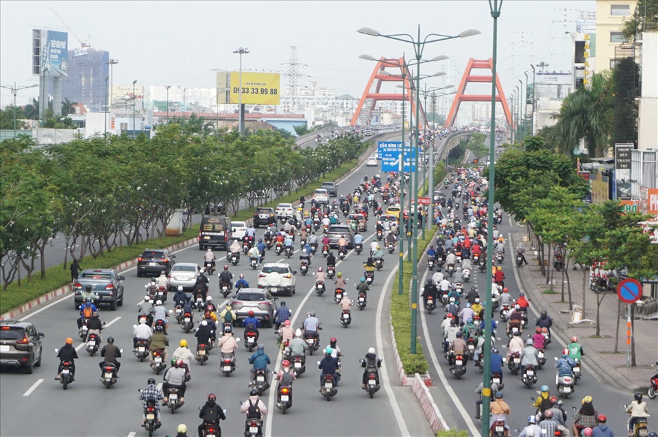 Vào khoảng 7h-8h sáng hàng ngày, xe máy đổ vào trung tâm thành phố từ hướng quận Thủ Đức, tỉnh Đồng Nai trên đường Phạm Văn Đồng rất lớn nên chiếm hết phần lớn các làn đường.