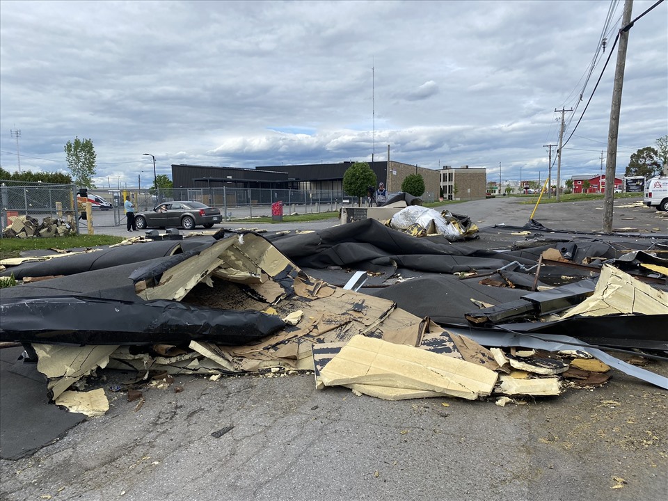 Đường phố tan hoang sau cơn bão hôm 21.5 ở Canada. Ảnh: Twitter