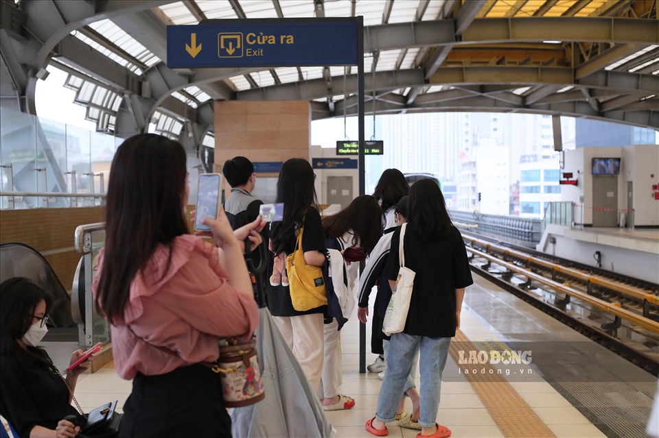 Tại ga Phùng Khoang và ga Văn Quán là 2 địa điểm có nhiều hành khách chờ tàu.