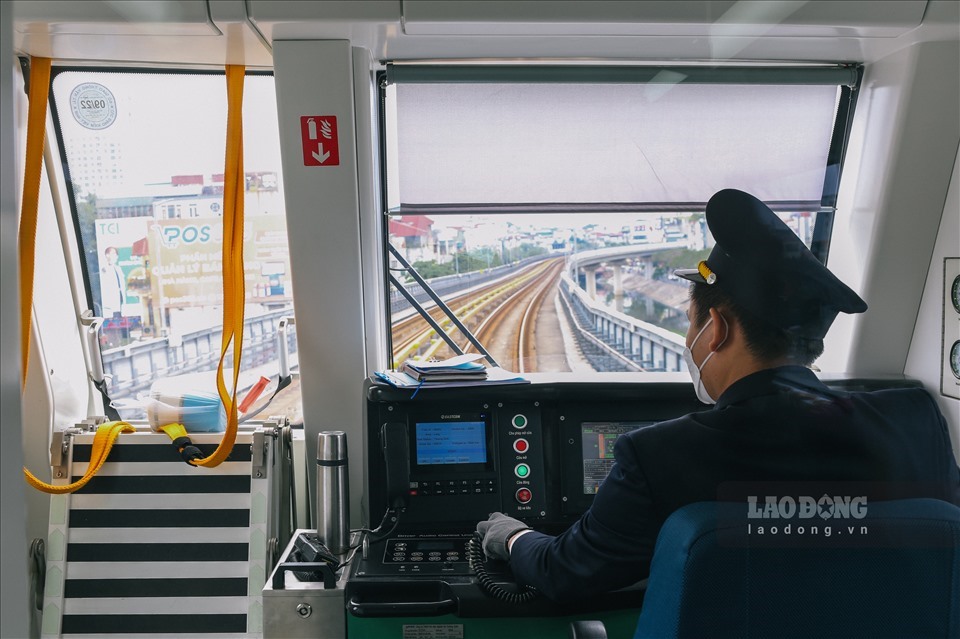 Trước đó, hành khách đi tàu điện Cát Linh - Hà Đông trong chiều 22.5 và sáng 23.5 đã phải “trải nghiệm” tình huống đoàn tàu đột ngột dừng lại giữa đường khi chuẩn bị cập vào nhà ga. Tình huống này khiến hành khách trên tàu nhốn nháo nhưng không được ai giải thích nguyên nhân.