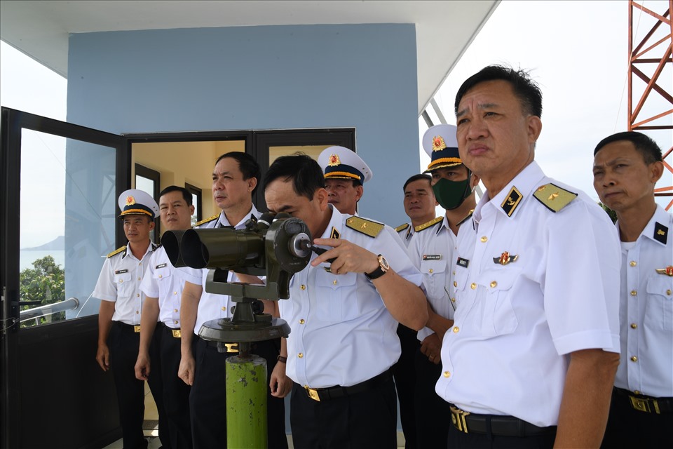Chuẩn Đô đốc Trần Thanh Nghiêm thăm, kiểm tra Trạm ra đa 620, Tiểu đoàn 511. Ảnh: V5HQ