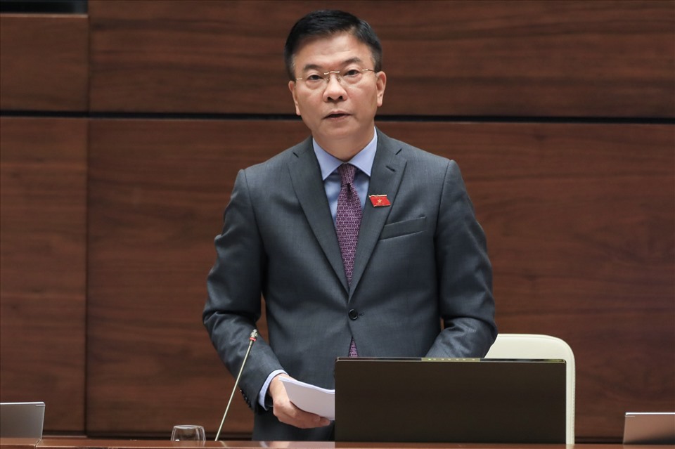Bộ trưởng Bộ Tư pháp Lê Thành Long phát biểu giải trình tại phiên thảo luận.