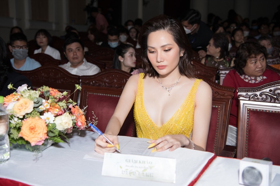 Chỉ trong vòng 1 tháng, Hoa hậu Du lịch toàn cầu 2018 Diệu Linh đã xuất hiện ở 2 cuộc thi nhan sắc khác nhau. Với Miss Eco Vietnam 2022, cô sẽ tham gia với vị trí giám khảo ở đêm bán kết và vòng chung kết của cuộc thi.