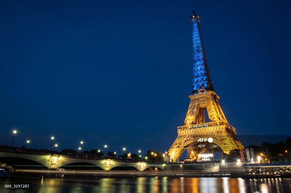 Tháp Eiffel, Paris, Pháp: Được xây dựng từ năm 1887 đến năm 1889, thiết kế ban đầu của tháp Eiffel cao 312m đã được lựa chọn từ một cuộc thi với hơn 100 tác phẩm dự thi. Nhiều người coi tháp Eiffel là một trong những công trình kiến ​​trúc nhân tạo đẹp nhất trên thế giới. Ngày nay, tháp Eiffel đã trở thành một biểu tượng, nét đẹp của nước Pháp nói chung và thủ đô Paris nói riêng. (Ảnh: AFP)