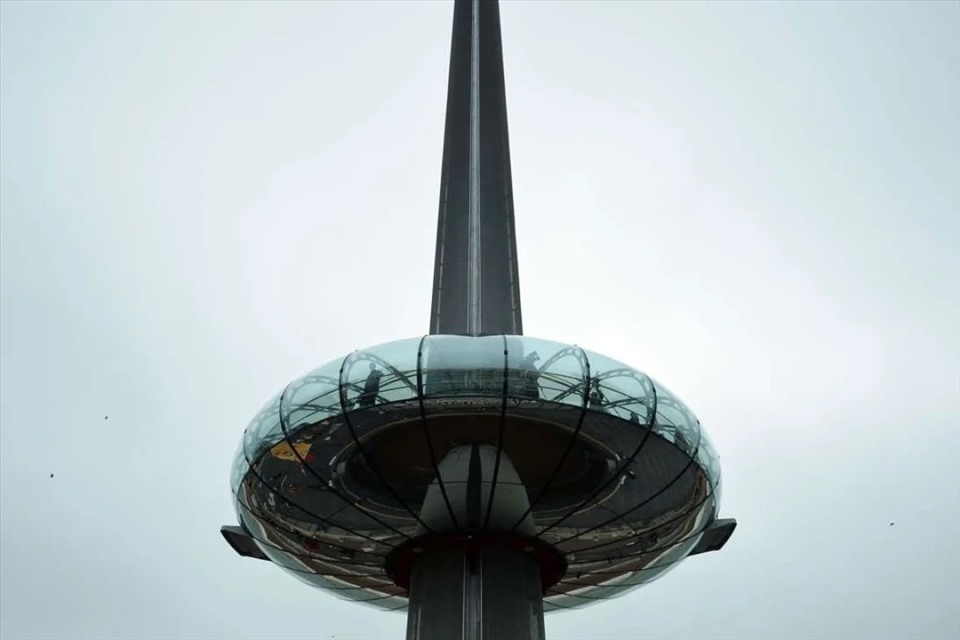 Tháp Skylon, thác Niagara, Canada: Tòa tháp được khai trương chính thức vào ngày 6.10.1965, với chiều cao 120m. Tháp Skylon có 2 đài quan sát, được đi lên bằng thang máy Yellow Bug. Toà tháp này là một trong những địa điểm nổi tiếng và hút khách du lịch, bởi quang cảnh từ tháp Skylon với tầm nhìn thẳng ra chính là thác Niagara hùng vĩ. (Ảnh: AFP)