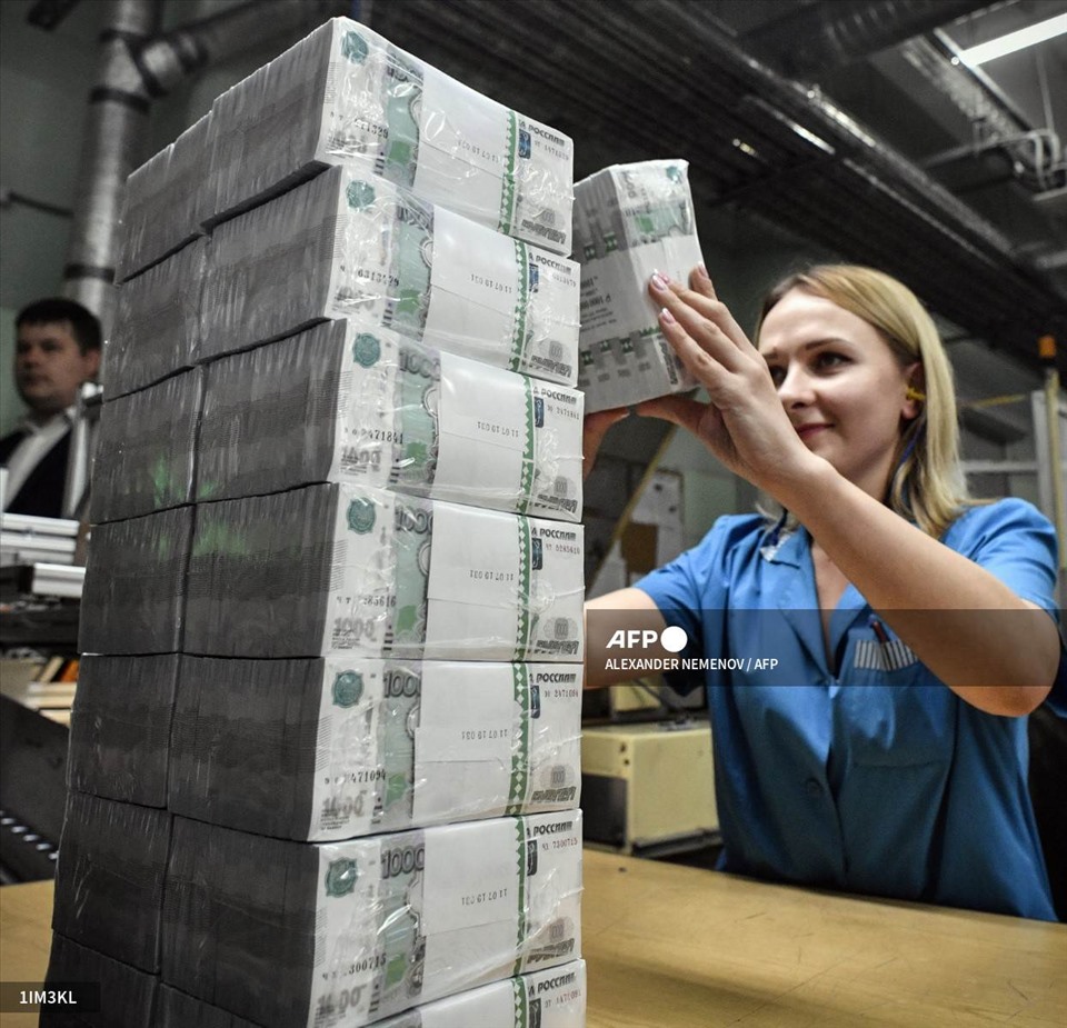 Tiền giấy 1000 rúp tại một nhà máy Goznak ở Mátxcơva, Nga. Ảnh: AFP
