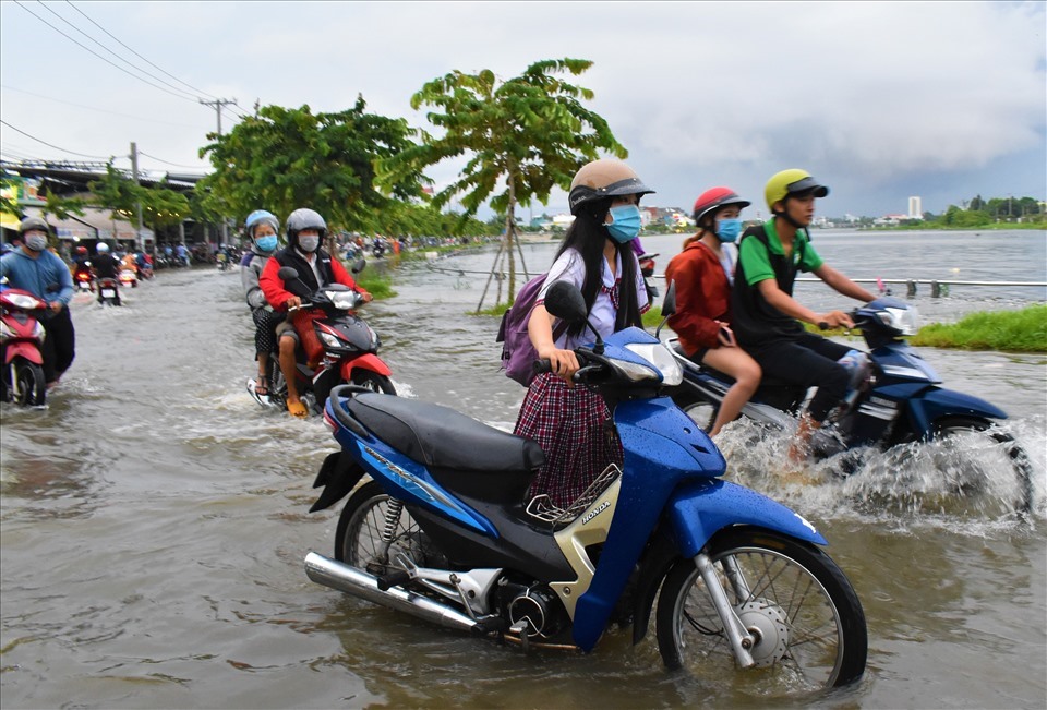 Nước ngập tràn ra tuyến đường xung quanh hồ Búng Xáng. Ảnh: Th.N