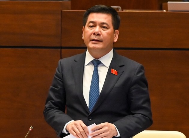 Bộ trưởng Công Thương Nguyễn Hồng Diên khẳng định không thiếu nguồn cung xăng dầu. Ảnh: Quochoi