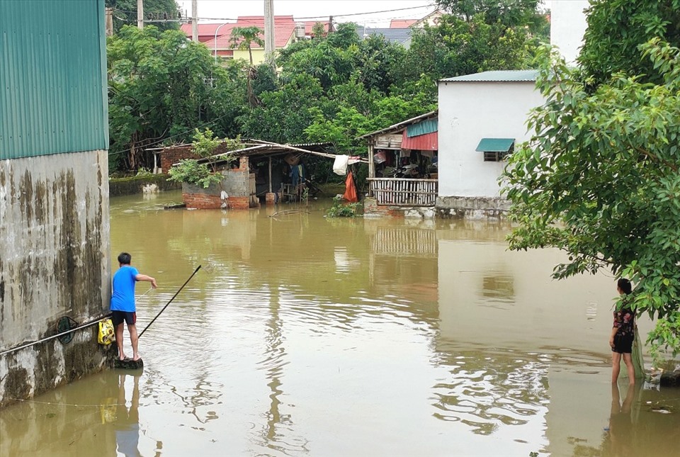 Đến trưa ngày 24.5, nhiều hộ dân (ở huyện Thiệu Hóa) vẫn đang trong tình cảnh nước ngập sâu. Ảnh: Q.D
