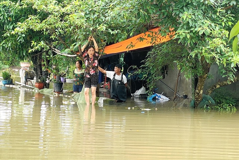 Đến trưa ngày 24.5, nhiều hộ dân (ở huyện Thiệu Hóa) vẫn đang trong tình cảnh nước ngập sâu. Ảnh: Q.D