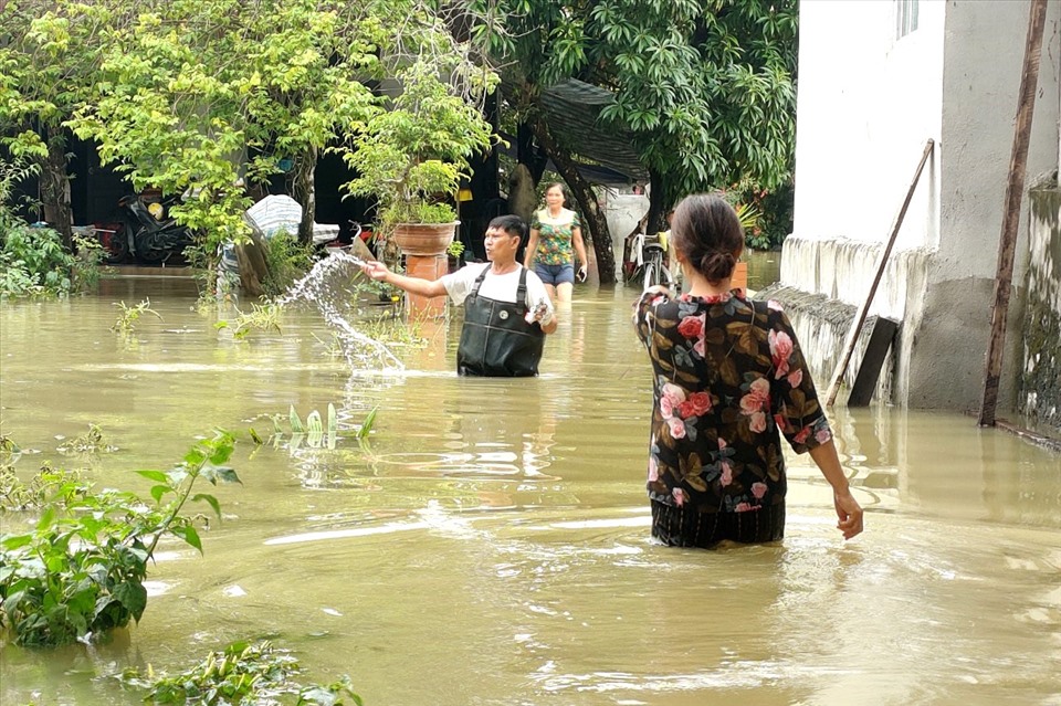 Theo ghi nhận của Lao Động, trong sáng ngày 24.5, nhiều hộ dân tại xã Minh Tâm (huyện Thiệu Hóa, Thanh Hóa) vẫn đang sống trong tình cảnh bị nước lũ ngập sâu. Ảnh: Q.D