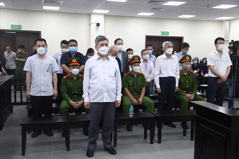 Các bị cáo nghe chủ toạ Trần Nam Hà công bố bản án. Ảnh: V.D