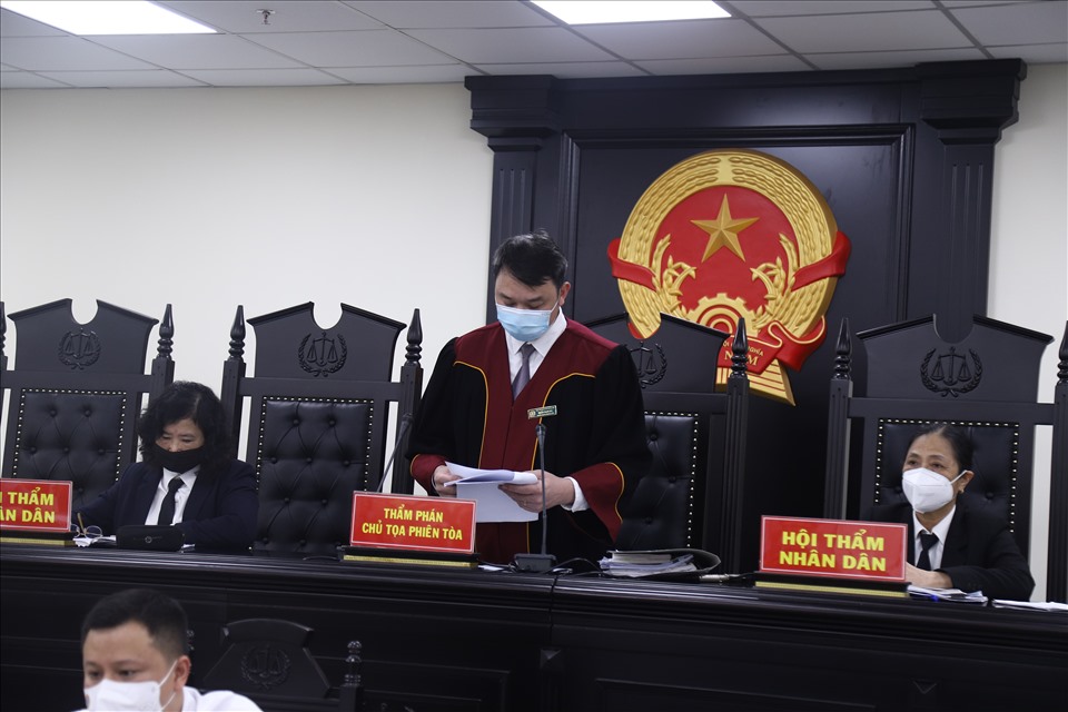 Chủ toạ Trần Nam Hà công bố bản án với 17 bị cáo trong vụ án sai phạm xảy ra tại VEAM. Ảnh: V.D