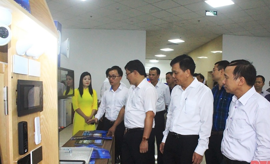 Ông Mai Xuân Liêm - Phó Chủ tịch UBND tỉnh Thanh Hoá (thứ ba, phải sang) tham quan mô hình tại hội nghị. Ảnh: PV