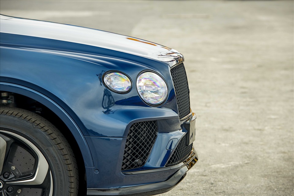 Đại diện hãng cũng cho biết, có tới 20 màu sơn ngoại thất để khách hàng chọn lựa, trong đó màu mới nhất chính là màu xanh Windsor Blue - màu đặc trưng của Bentley mà không có bất cứ hãng xe nào khác sở hữu.