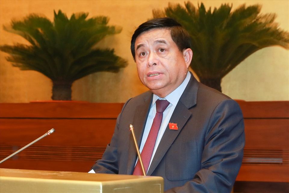 Ông Nguyễn Chí Dũng trình bày báo cáo trước Quốc hội. Ảnh: Quochoi